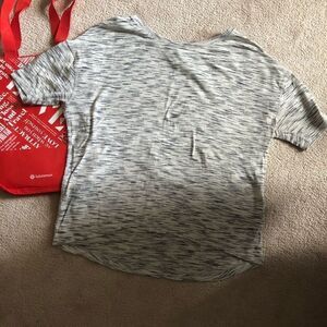 Lululemon run it out tee🍋